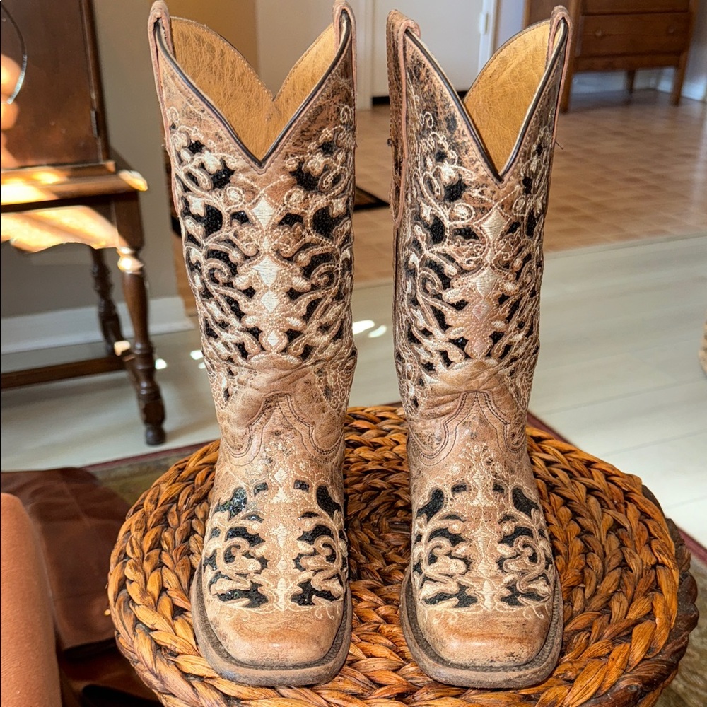 Corral Teens Elegant Tan and Black Western Boots Size 2.5 M